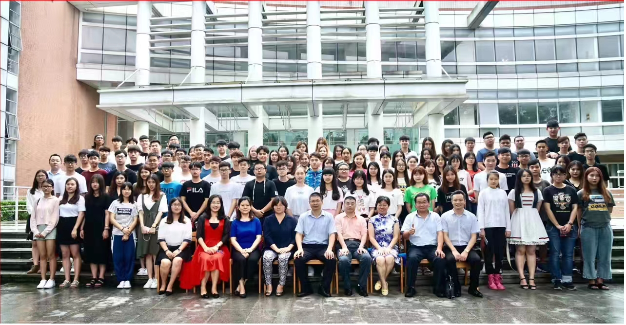 广外国际学院2016级学生结业合影  